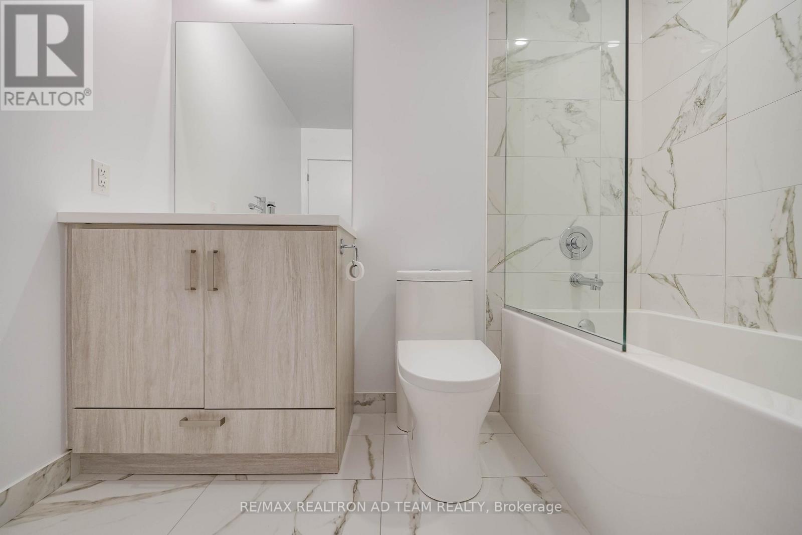 Photo 20 of 717 10 Honeycrisp Crescent, Vaughan ON