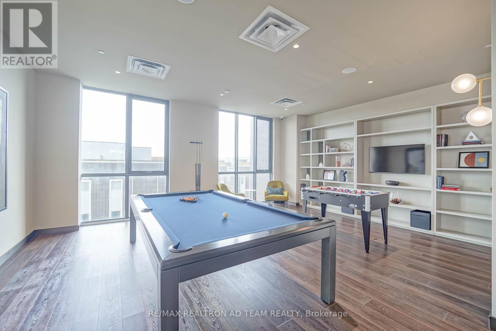 Photo 5 of 717 10 Honeycrisp Crescent, Vaughan ON