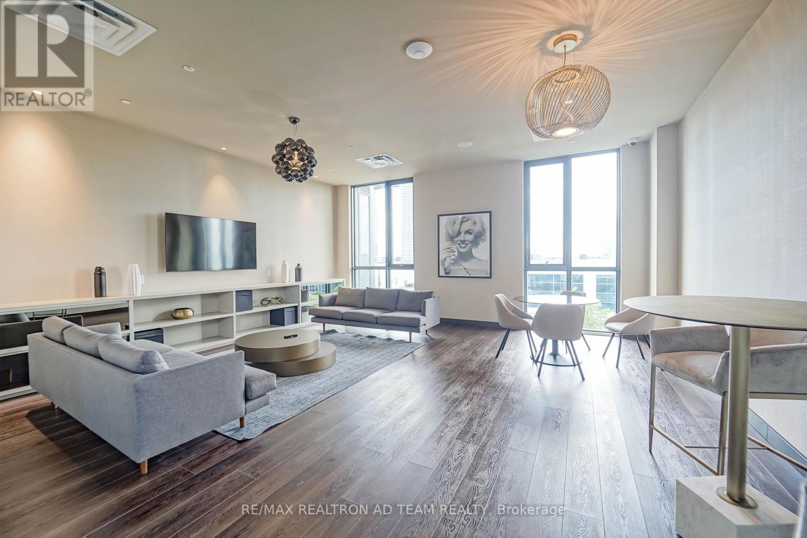 Photo 6 of 717 10 Honeycrisp Crescent, Vaughan ON