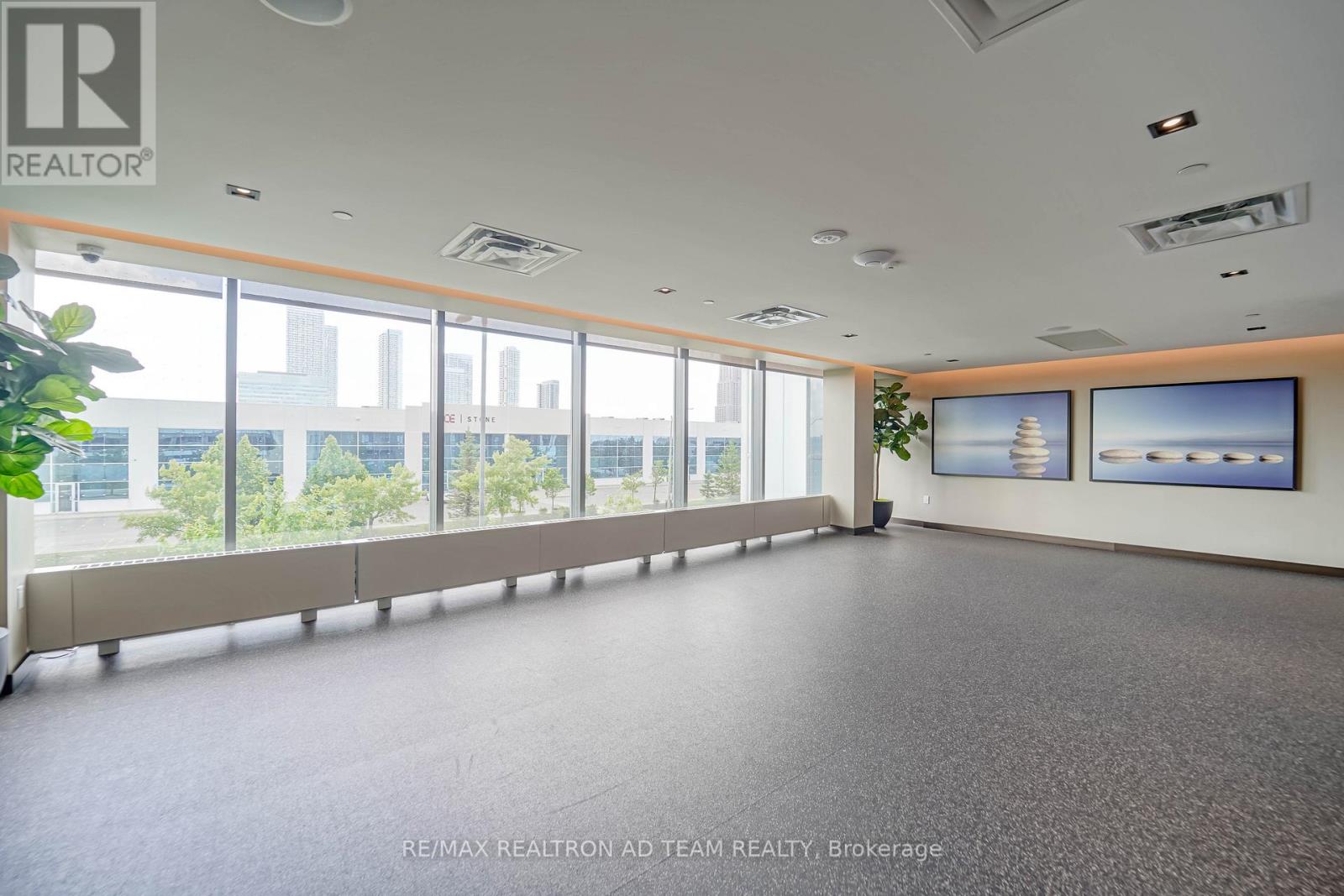 Photo 8 of 717 10 Honeycrisp Crescent, Vaughan ON