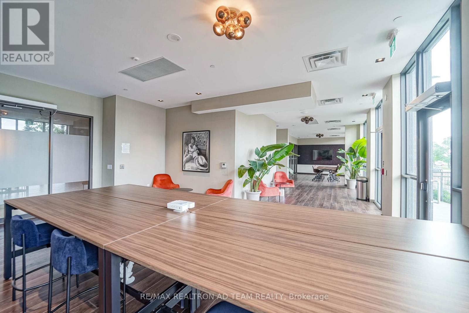 Photo 9 of 717 10 Honeycrisp Crescent, Vaughan ON