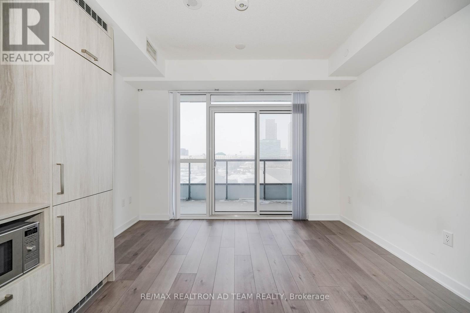 Photo 17 of 717 10 Honeycrisp Crescent, Vaughan ON