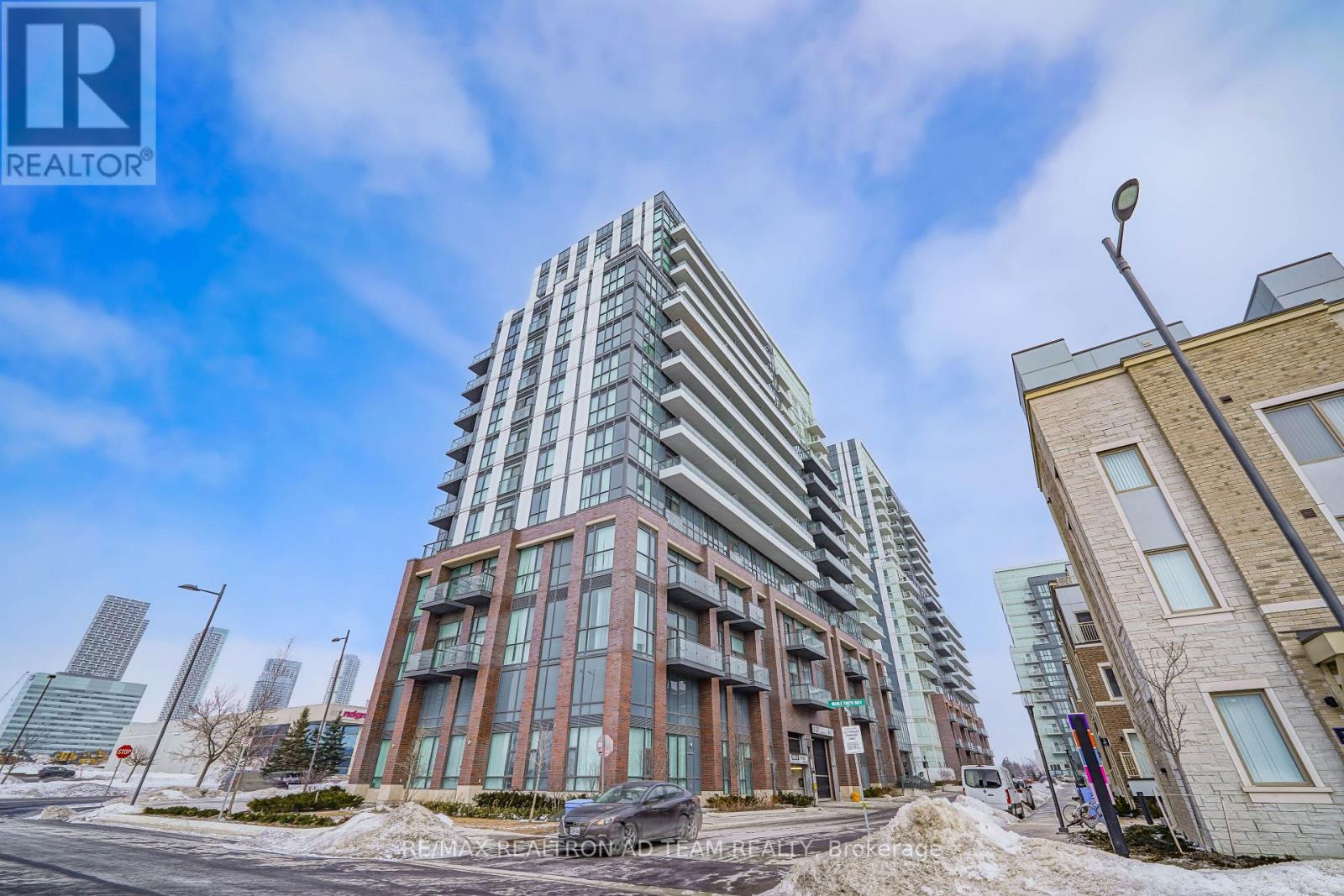 Photo 2 of 717 10 Honeycrisp Crescent, Vaughan ON