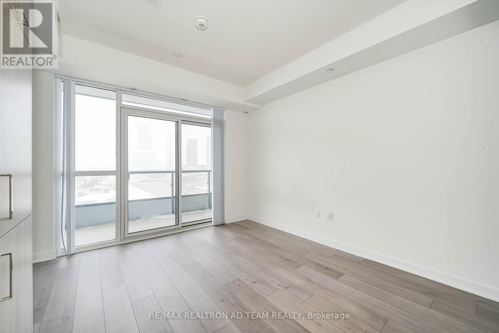 Photo 20 of 717 10 Honeycrisp Crescent, Vaughan ON