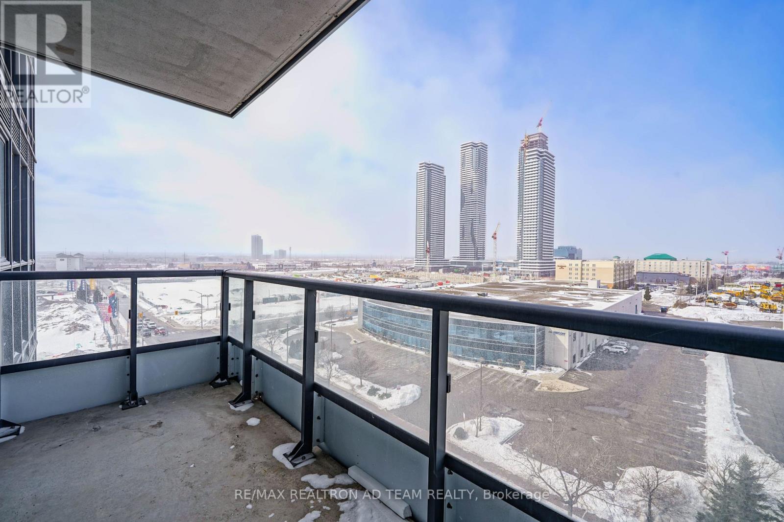 Photo 24 of 717 10 Honeycrisp Crescent, Vaughan ON