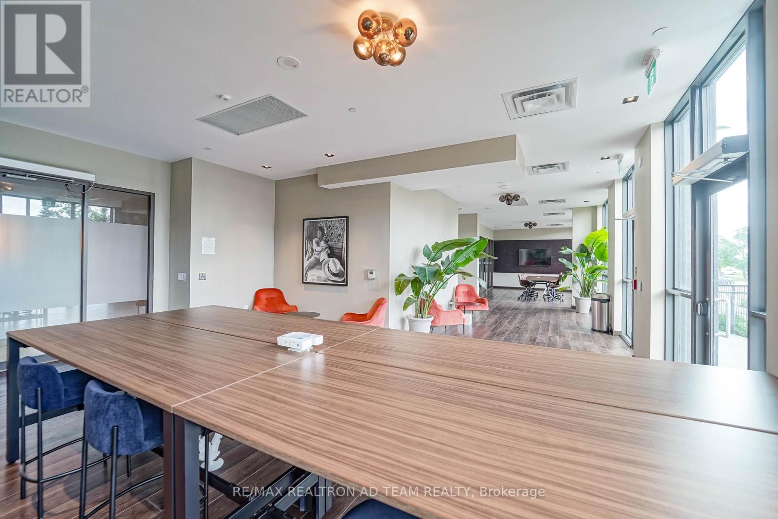 Photo 9 of 717 10 Honeycrisp Crescent, Vaughan ON