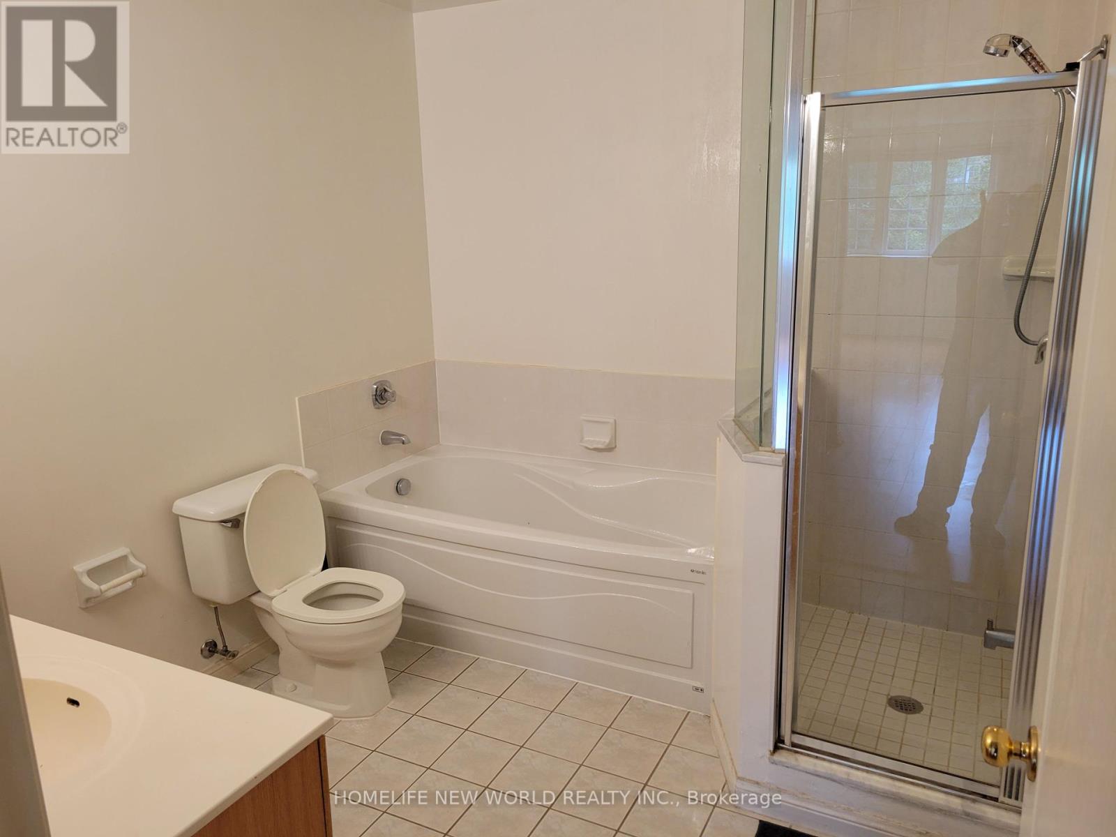 Photo 4 of 725 Grandview Way, Toronto ON