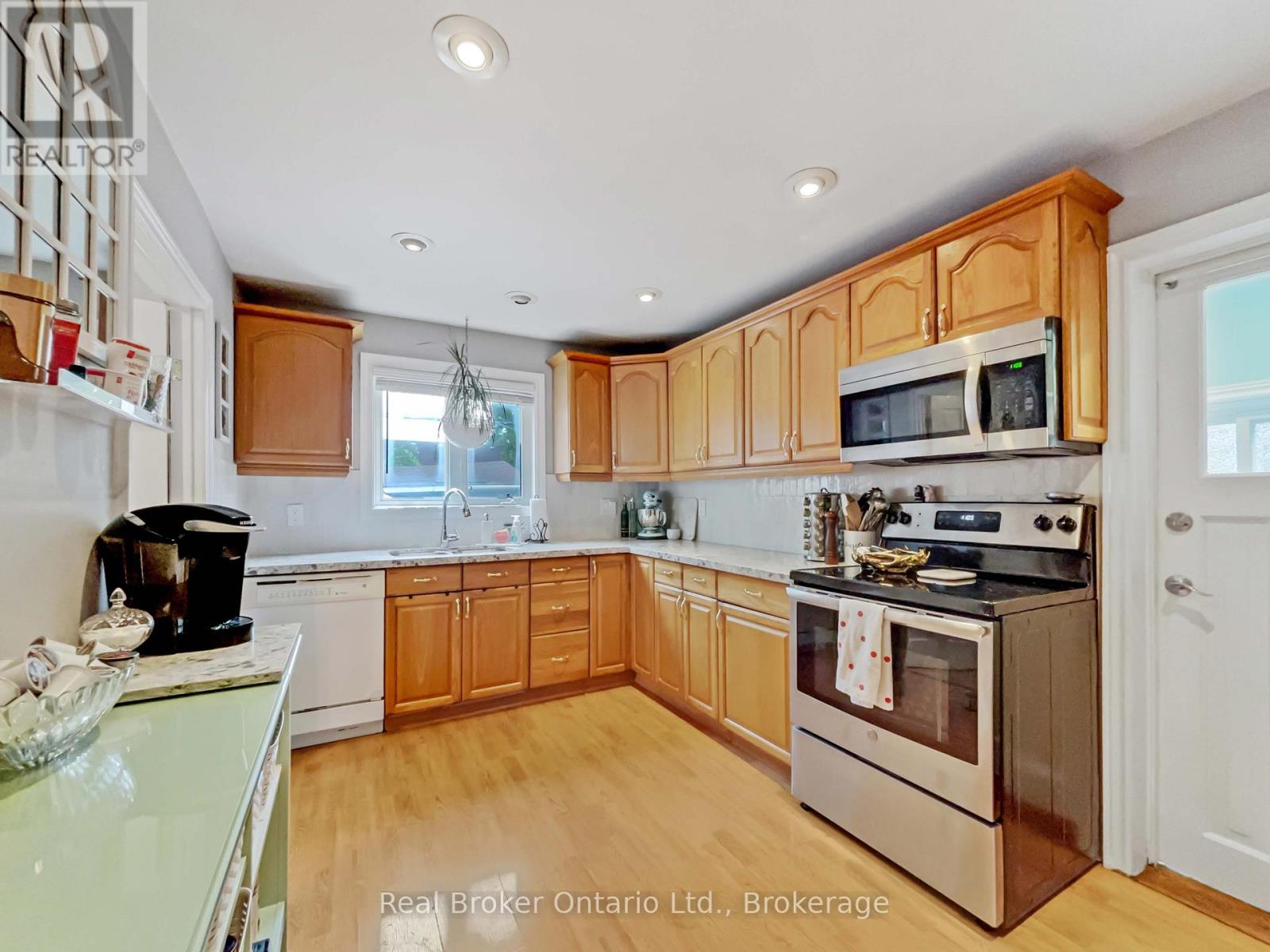 Photo 6 of 71 Harrison Avenue, Hamilton ON