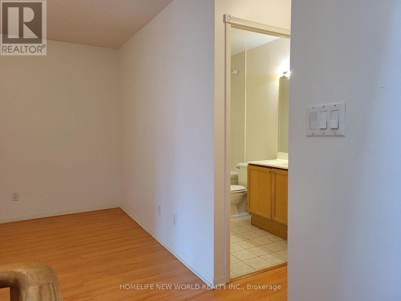 Photo 8 of 725 Grandview Way, Toronto ON