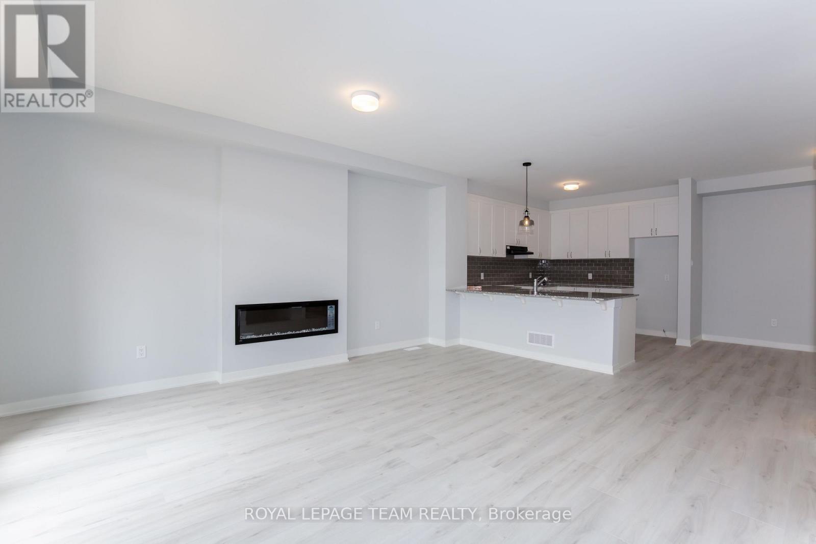 Photo 10 of 29 Stitch Mews N, Ottawa ON