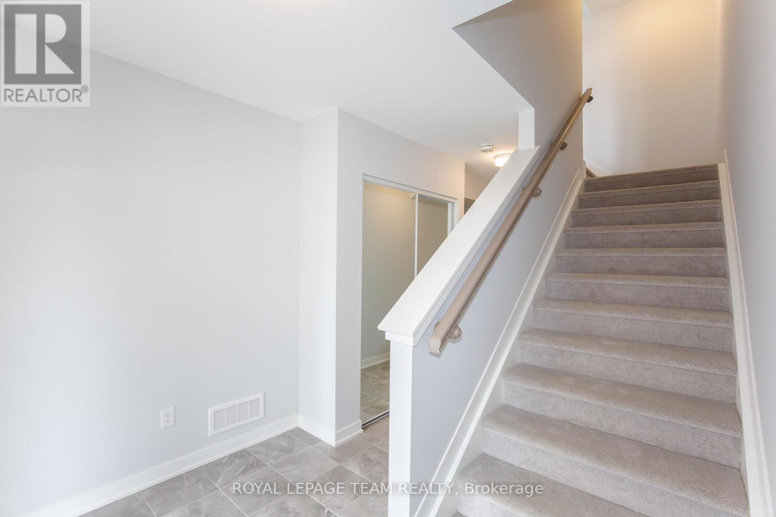 Photo 13 of 29 Stitch Mews N, Ottawa ON