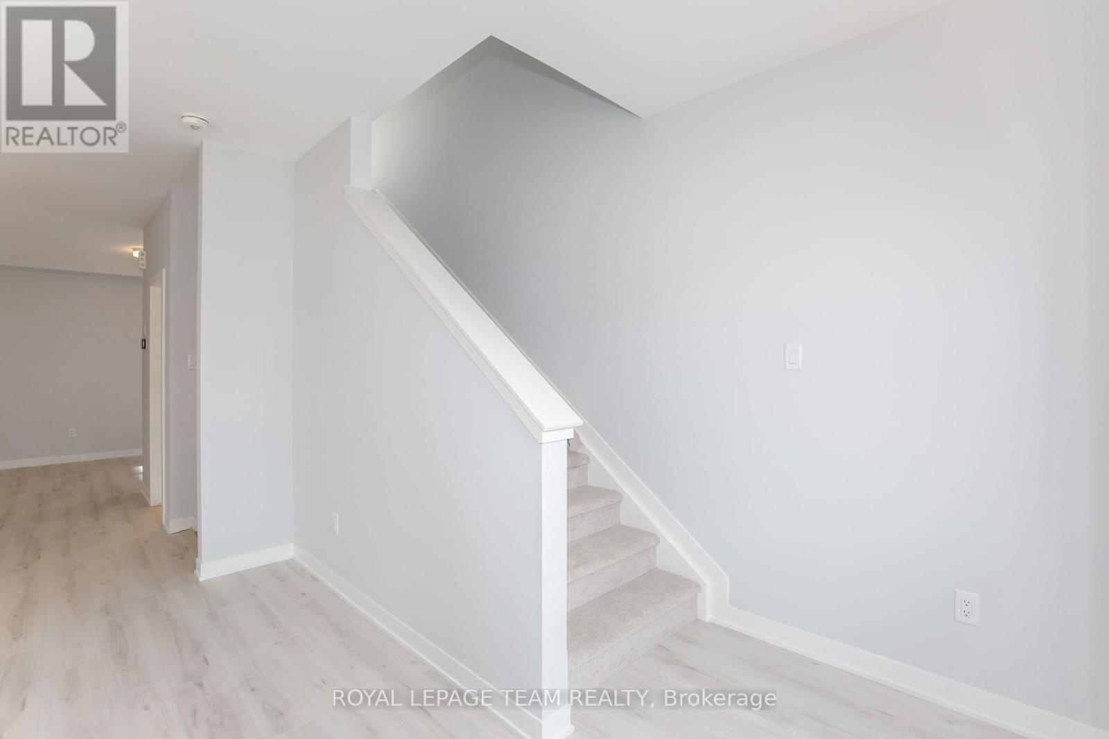 Photo 31 of 29 Stitch Mews N, Ottawa ON