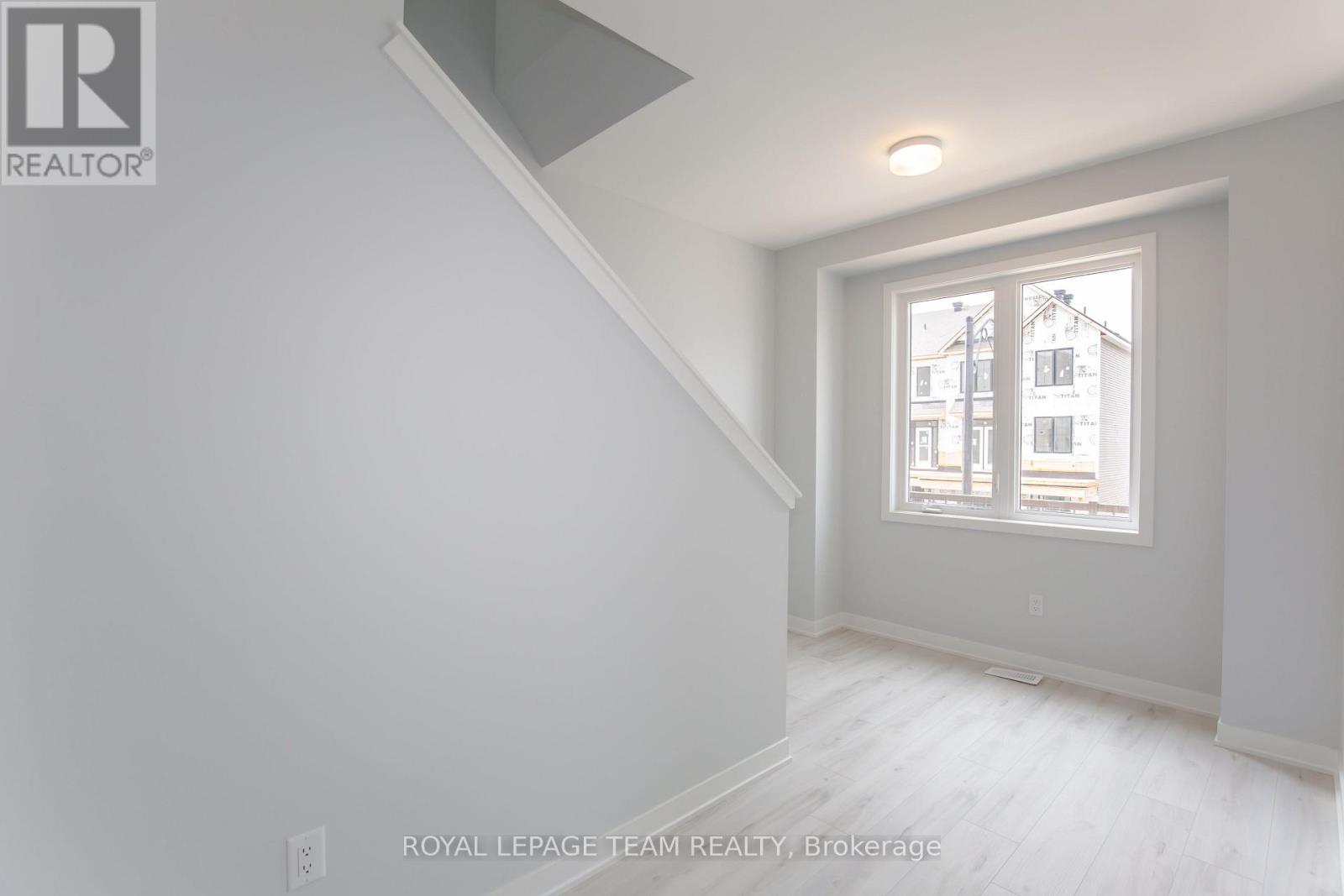 Photo 32 of 29 Stitch Mews N, Ottawa ON