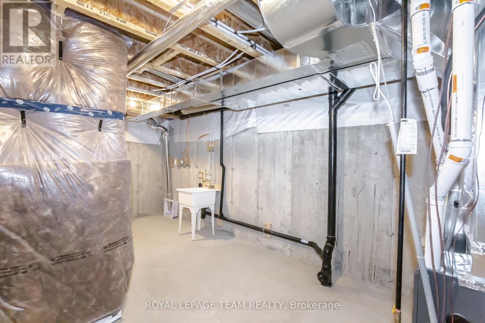 Photo 35 of 29 Stitch Mews N, Ottawa ON
