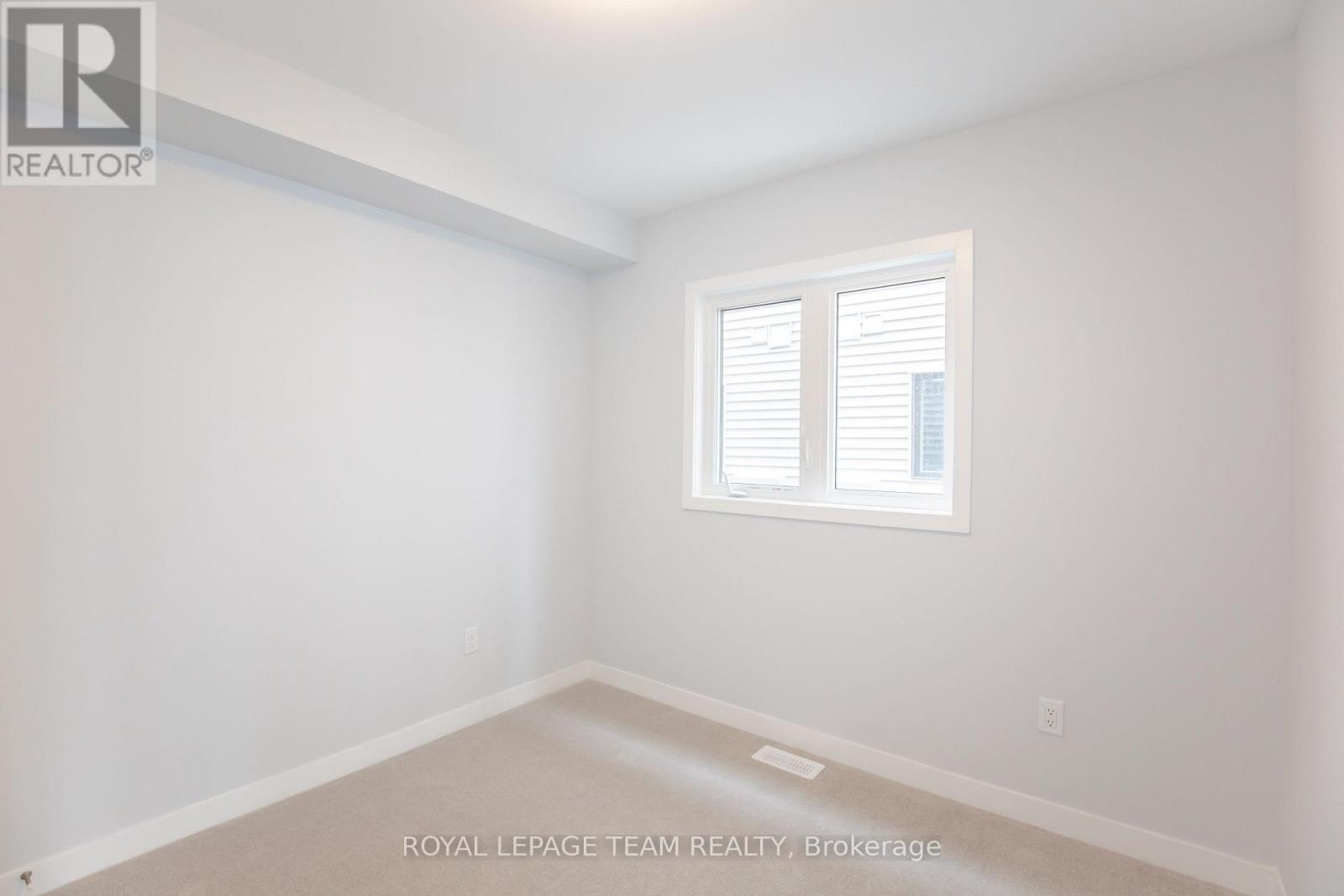 Photo 7 of 29 Stitch Mews N, Ottawa ON