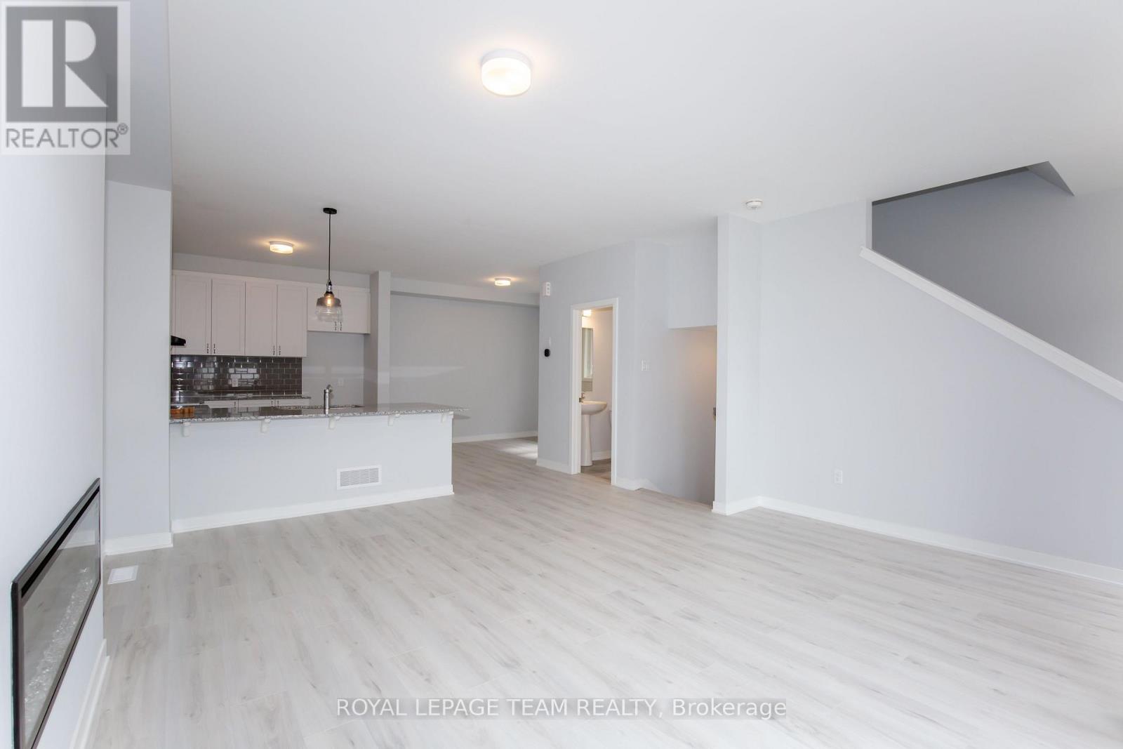 Photo 9 of 29 Stitch Mews N, Ottawa ON