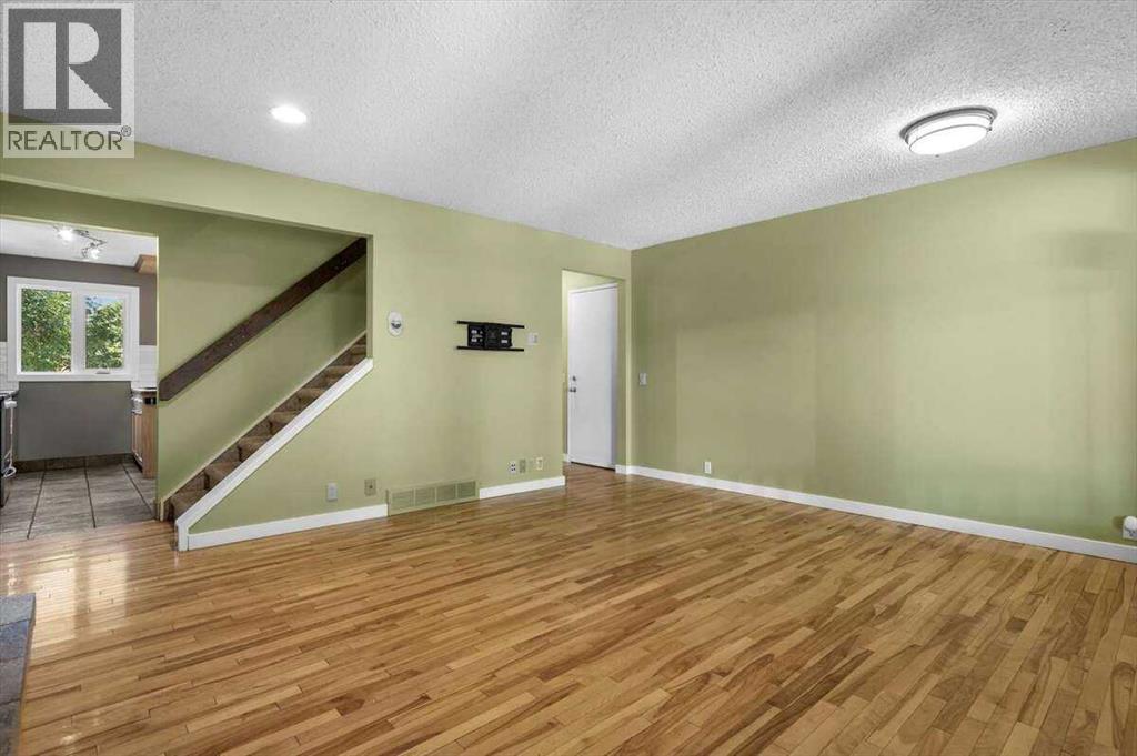Photo 10 of 907 36 B Street Nw, Calgary AB