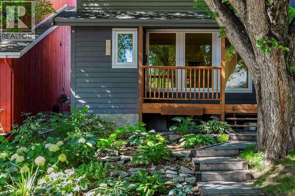 Photo 2 of 907 36 B Street Nw, Calgary AB