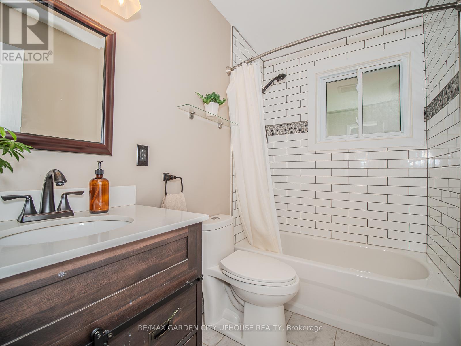 Photo 10 of 373 Darby Road, Welland ON