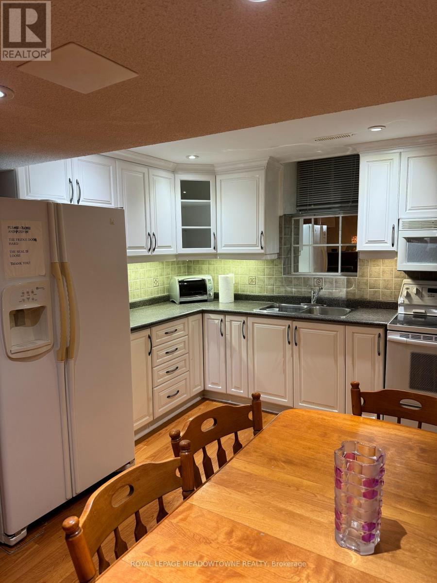 Photo 2 of 6921 Golden Hills Way N, Mississauga ON