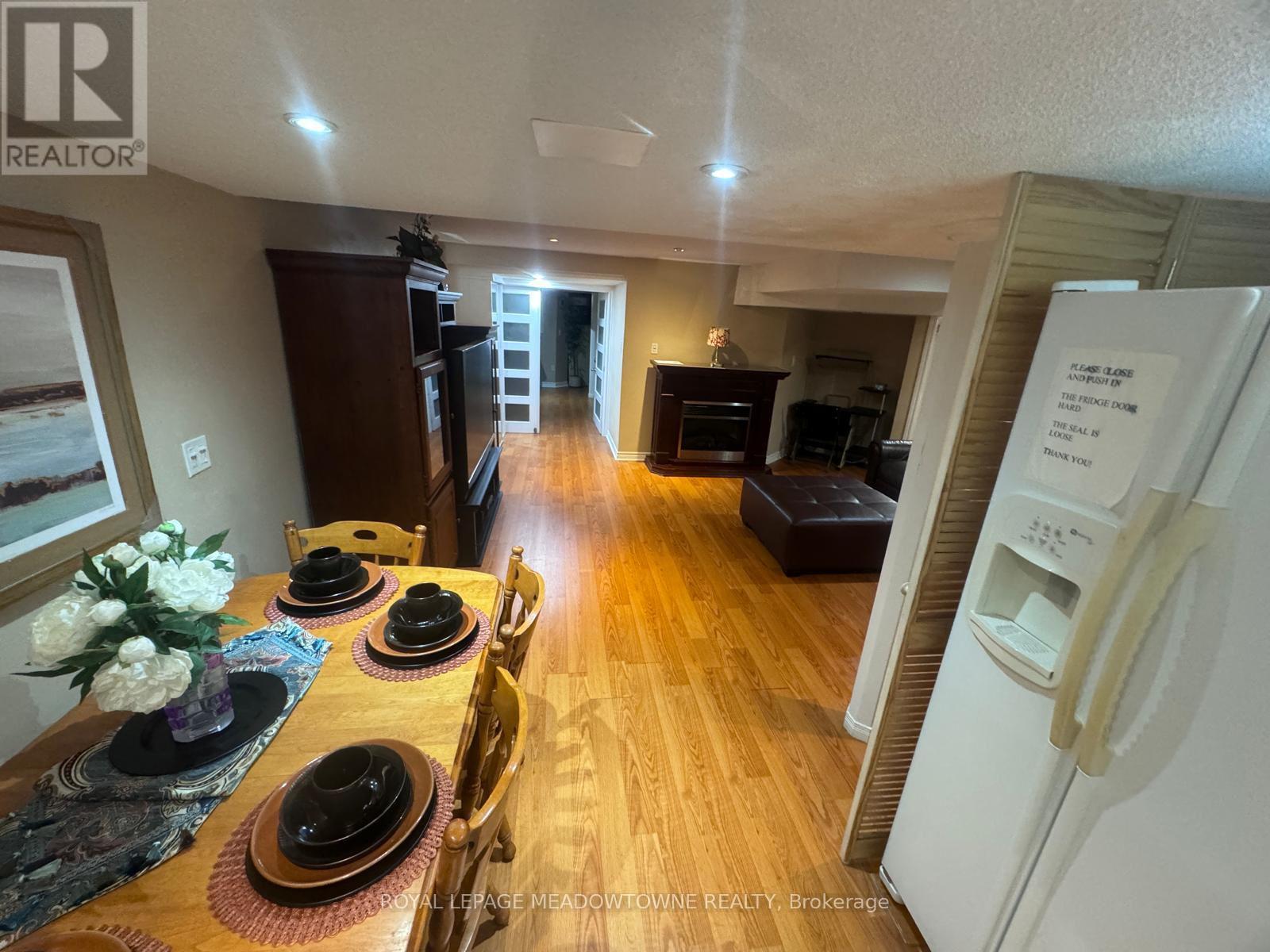 Photo 3 of 6921 Golden Hills Way N, Mississauga ON