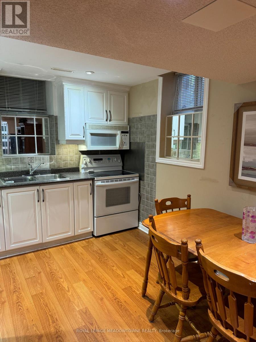 Photo 4 of 6921 Golden Hills Way N, Mississauga ON
