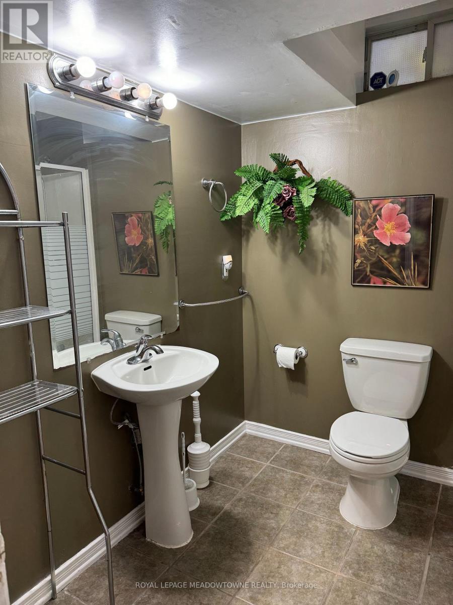 Photo 8 of 6921 Golden Hills Way N, Mississauga ON
