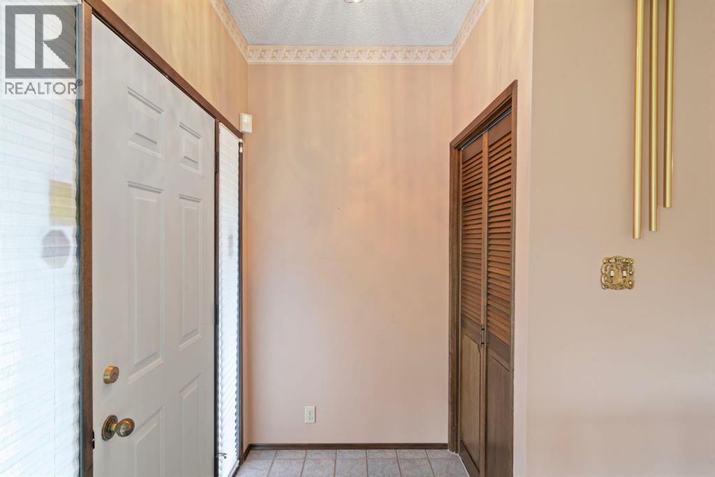 Photo 11 of 519 Dalcastle Mews Nw, Calgary AB