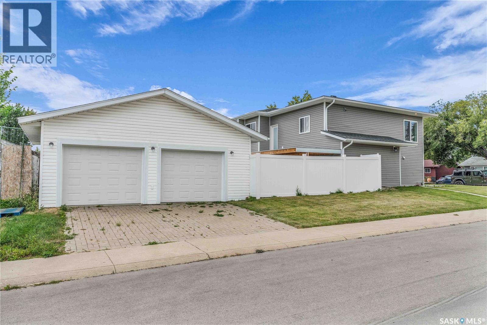 Photo 36 of 2001 37th Street W, Saskatoon SK