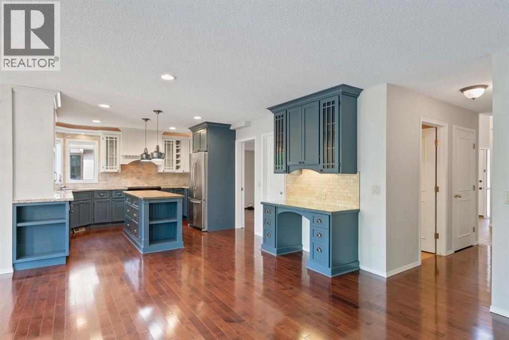 Photo 9 of 1028 Shawnee Drive Sw, Calgary AB