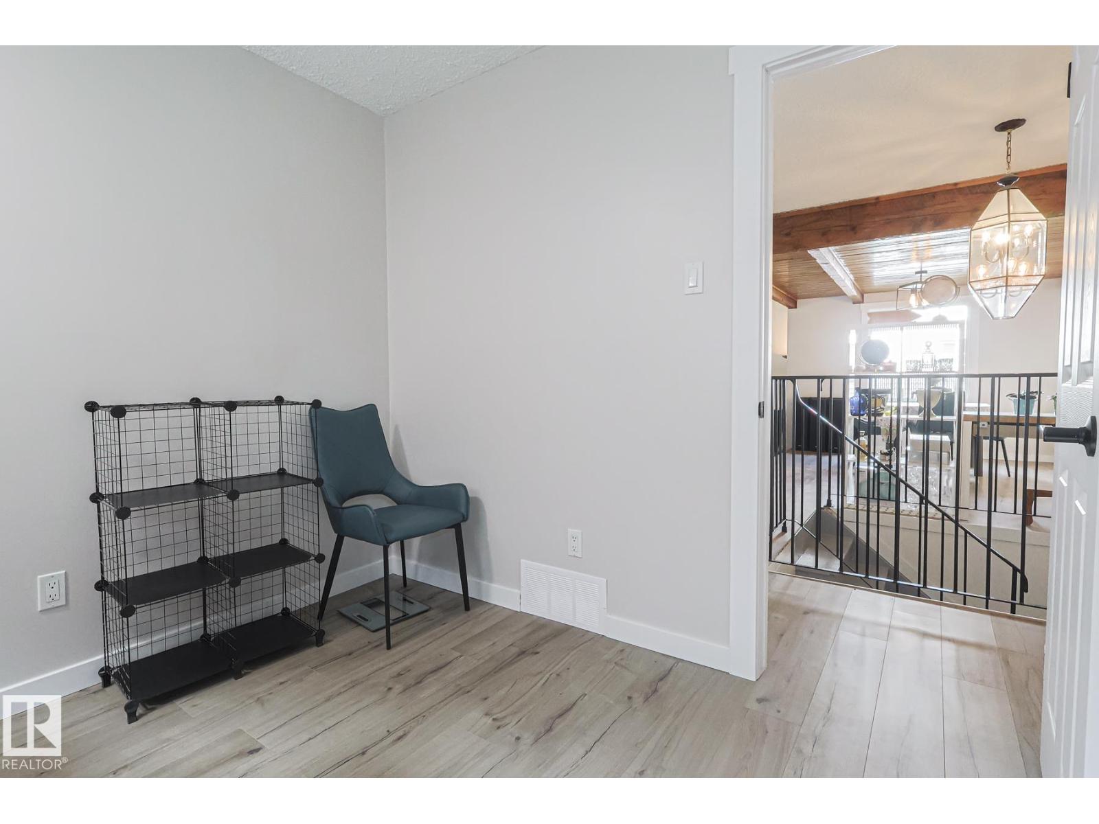 Photo 23 of 10614 25 A Av Nw, Edmonton AB