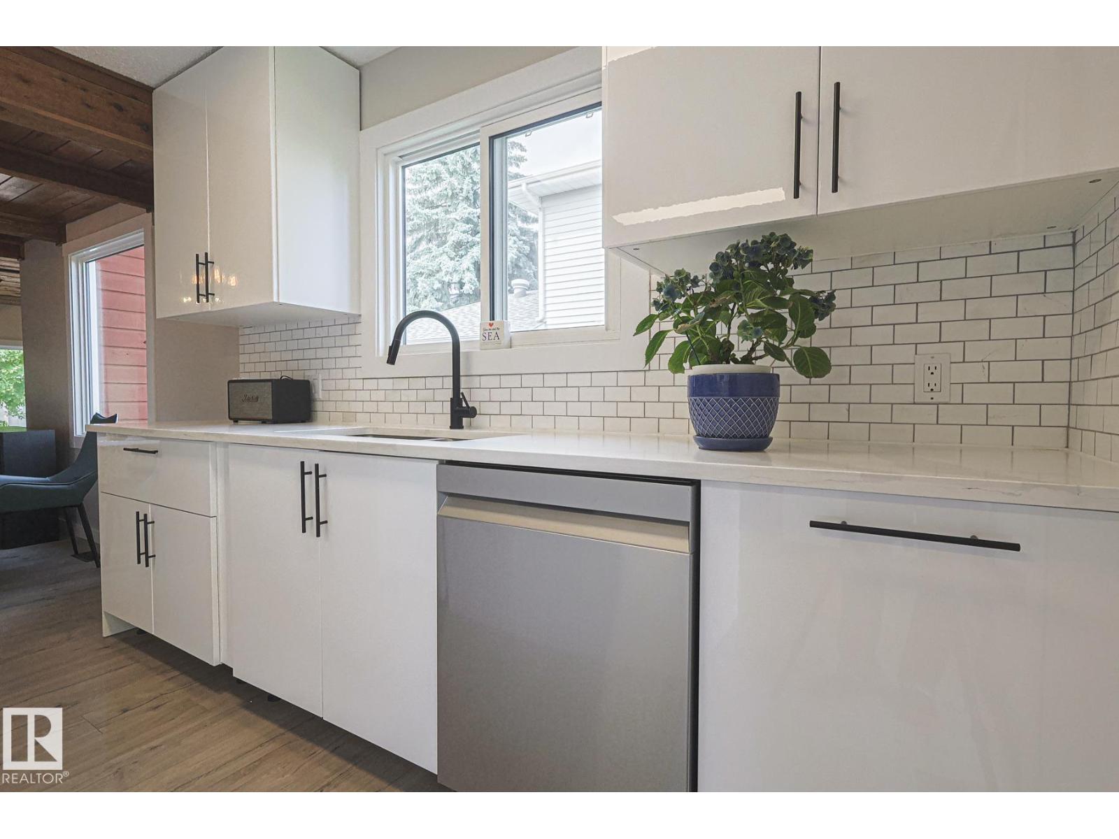 Photo 15 of 10614 25 A Av Nw, Edmonton AB