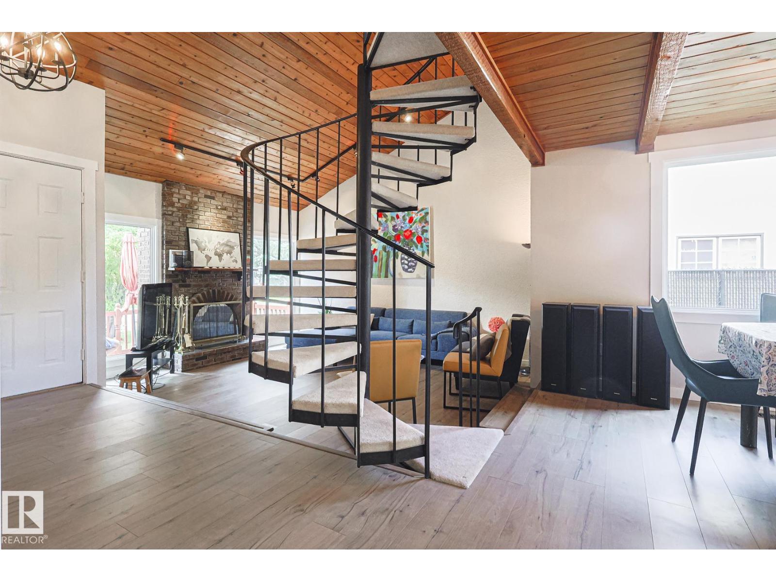 Photo 13 of 10614 25 A Av Nw, Edmonton AB
