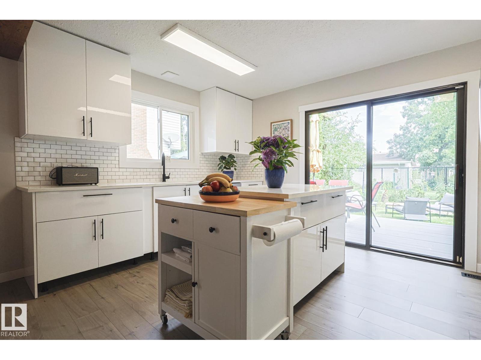Photo 10 of 10614 25 A Av Nw, Edmonton AB