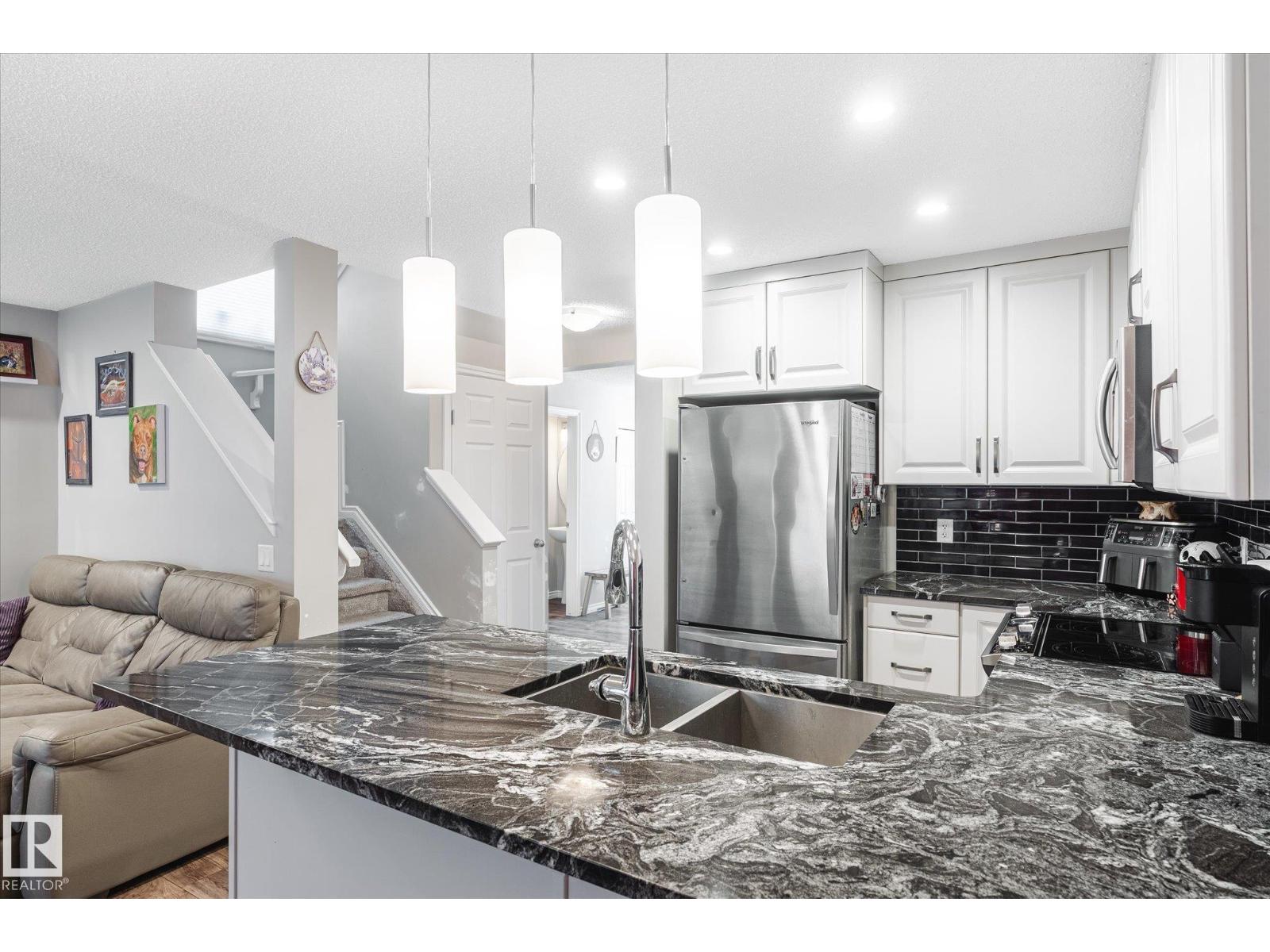Photo 10 of 2424 19 A Av Nw, Edmonton AB