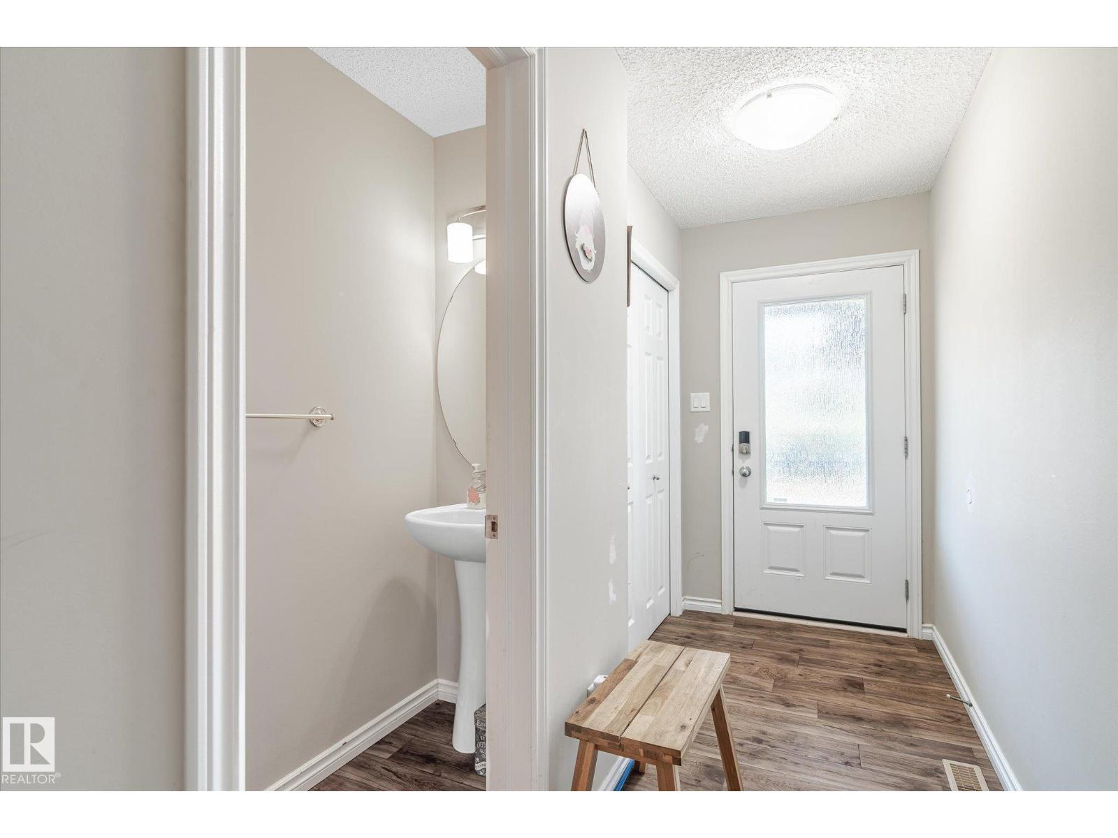 Photo 11 of 2424 19 A Av Nw, Edmonton AB