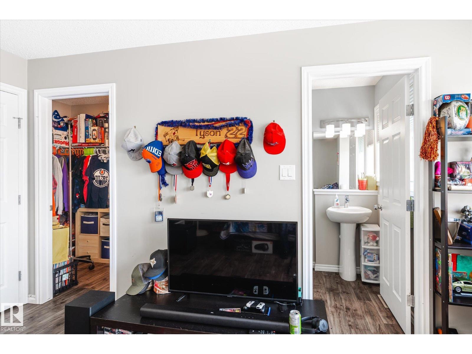 Photo 23 of 2424 19 A Av Nw, Edmonton AB