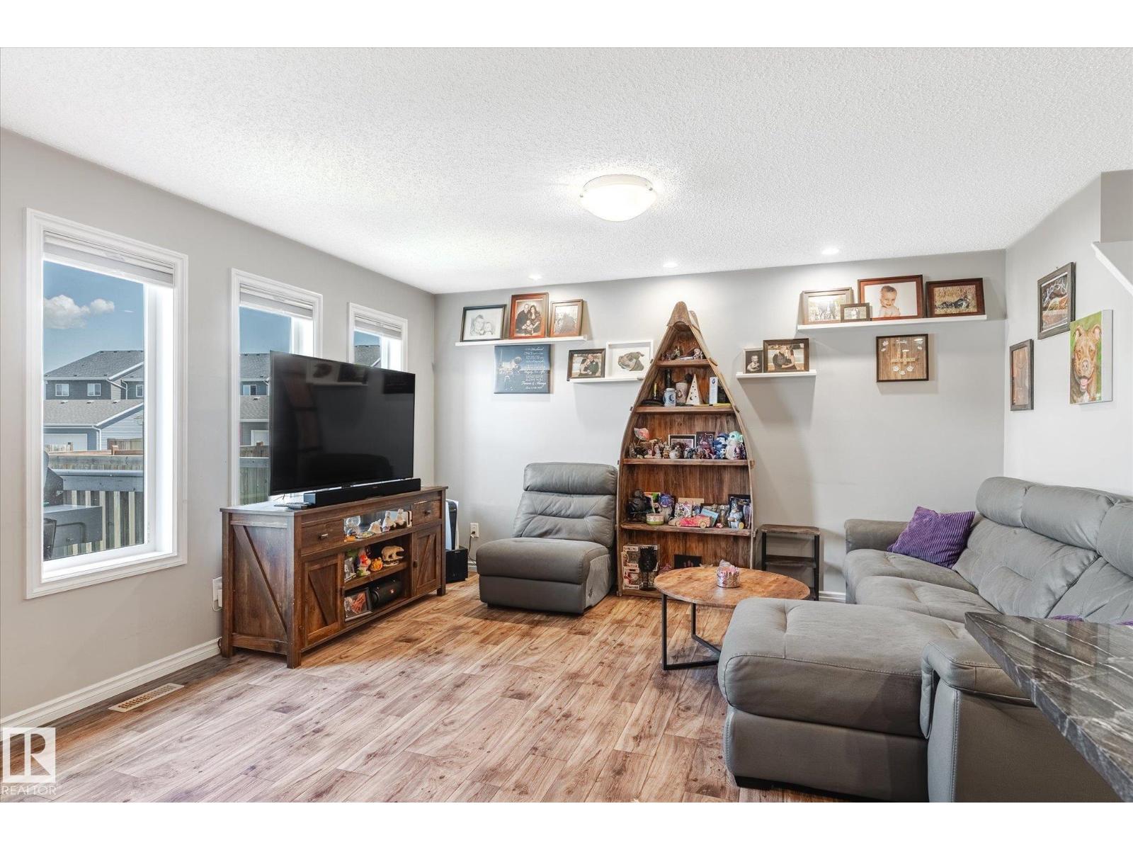 Photo 4 of 2424 19 A Av Nw, Edmonton AB