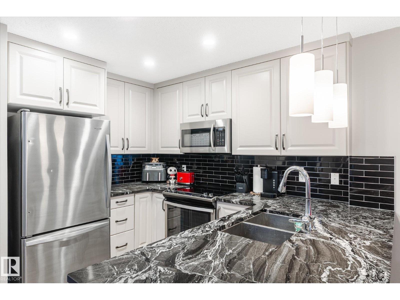 Photo 7 of 2424 19 A Av Nw, Edmonton AB