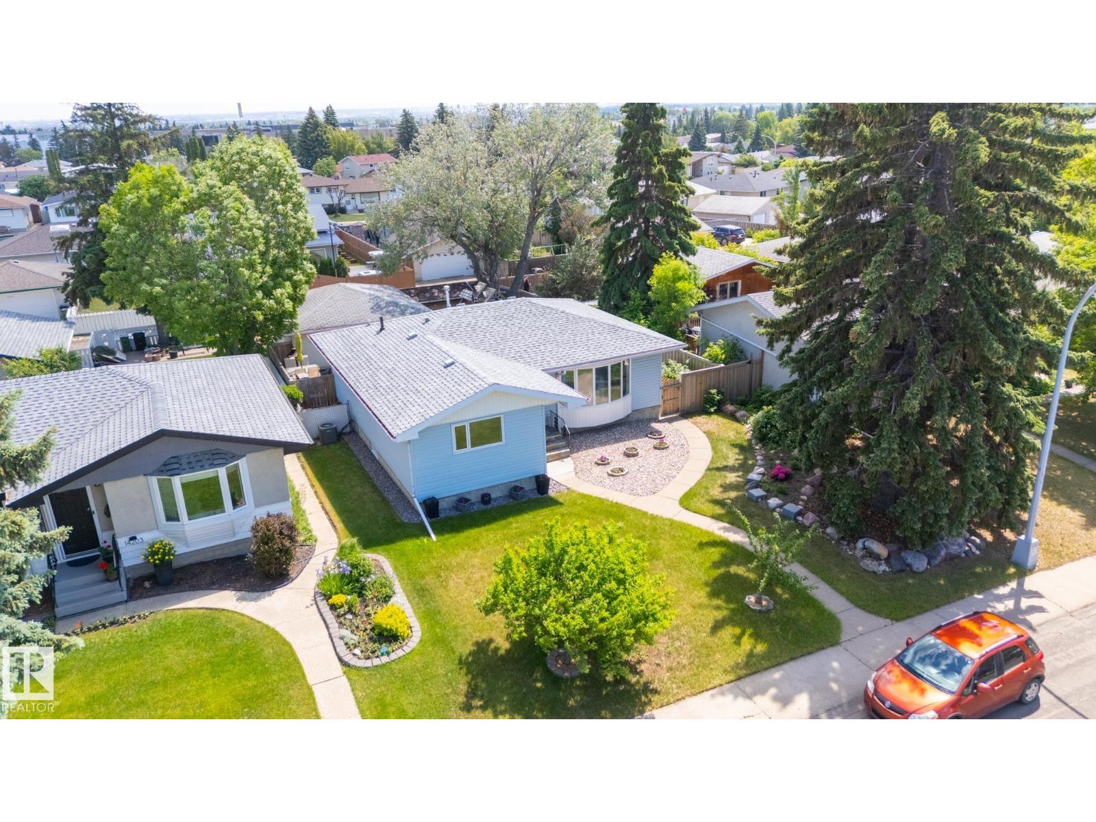 Photo 1 of 14123 72 St Nw, Edmonton AB