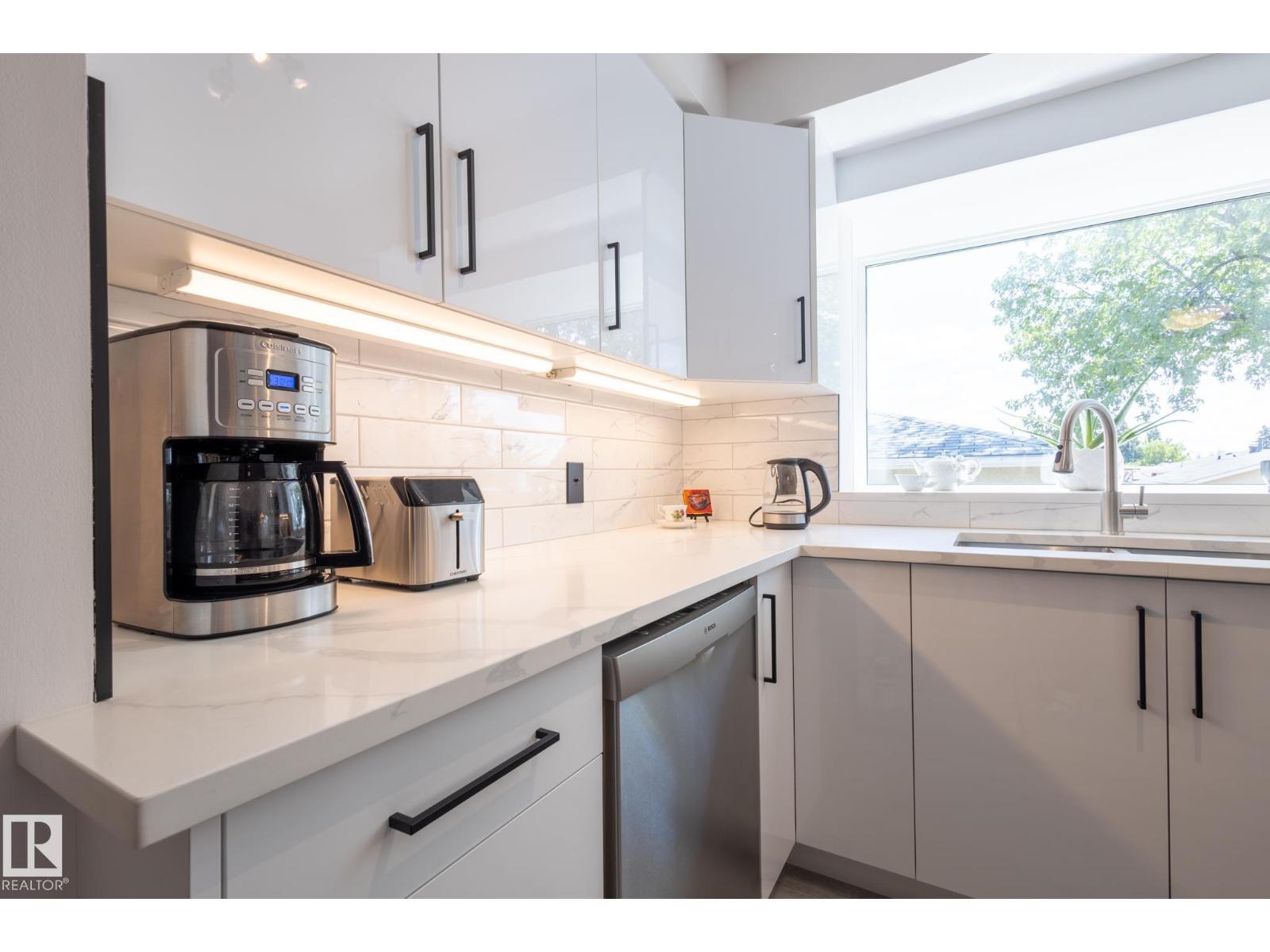 Photo 11 of 14123 72 St Nw, Edmonton AB