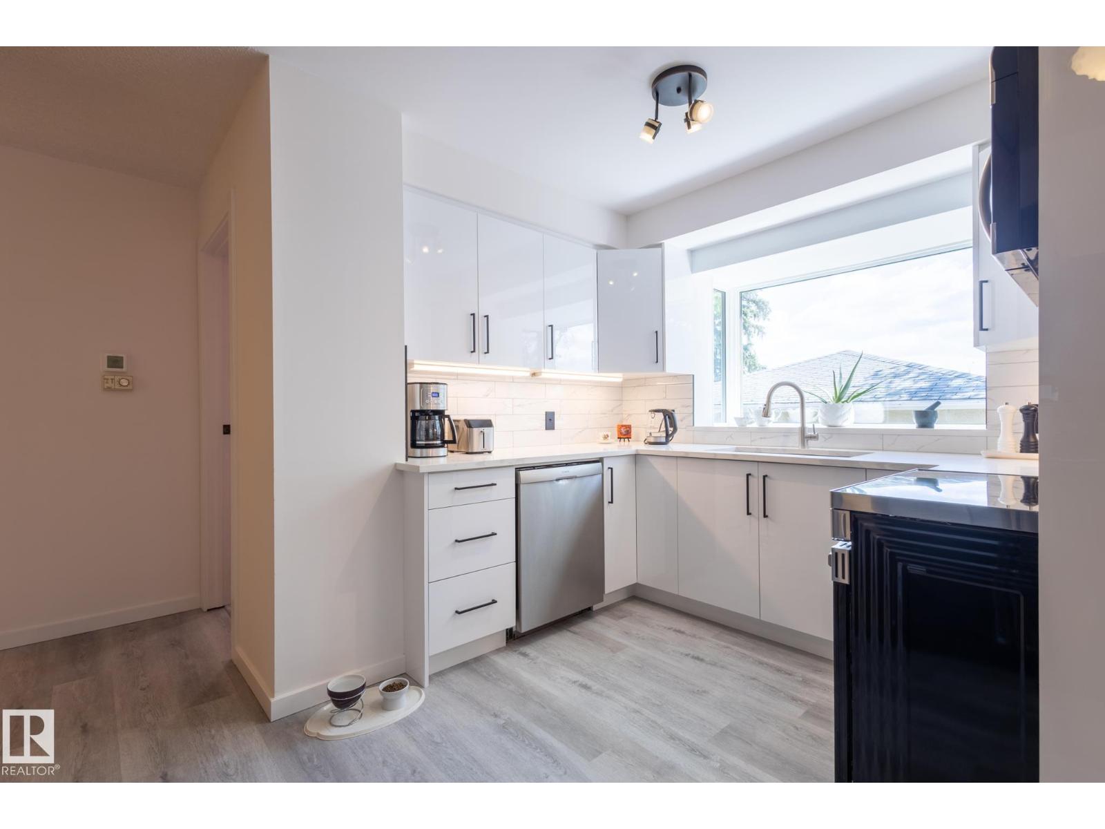 Photo 8 of 14123 72 St Nw, Edmonton AB