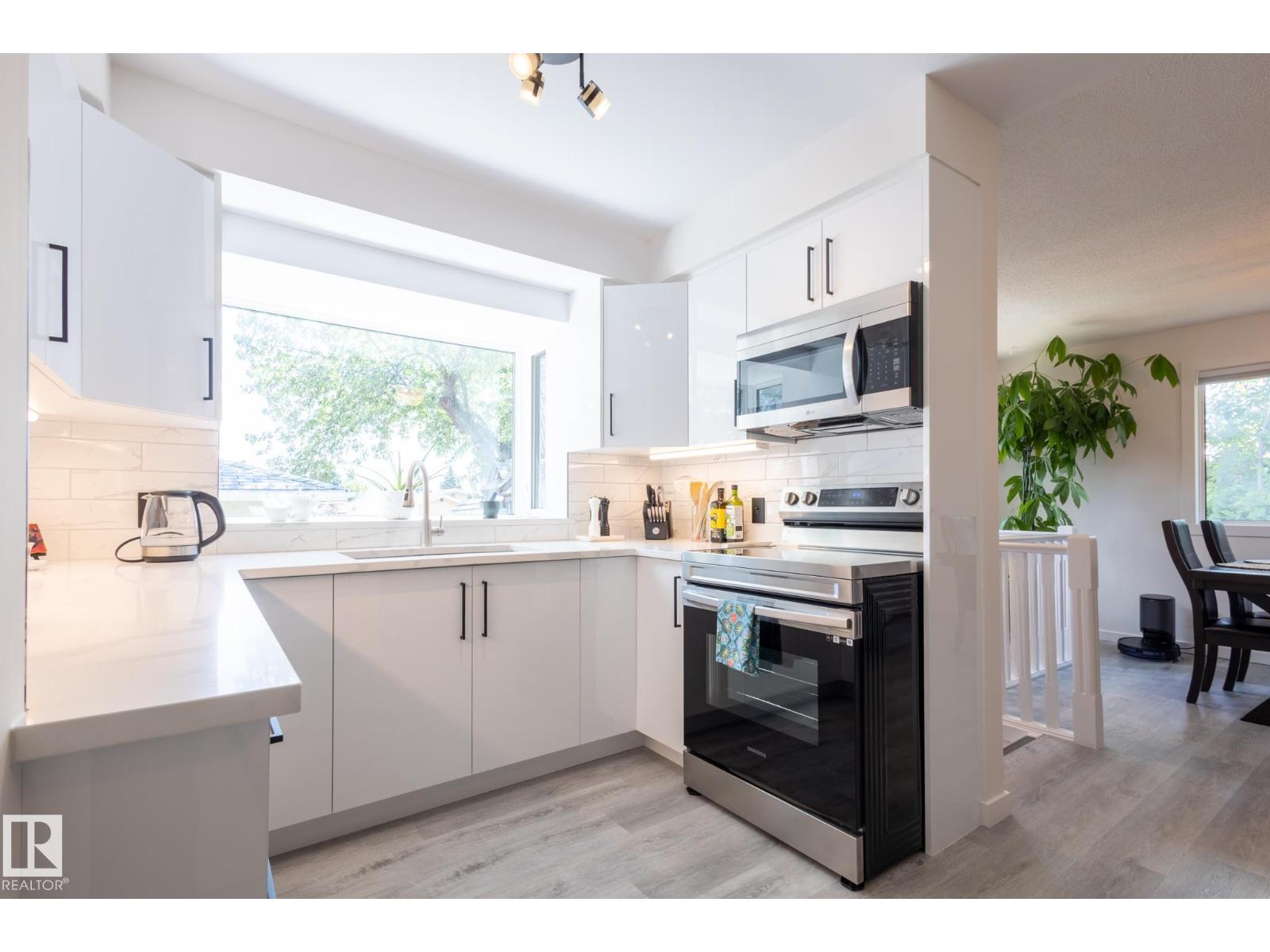 Photo 9 of 14123 72 St Nw, Edmonton AB