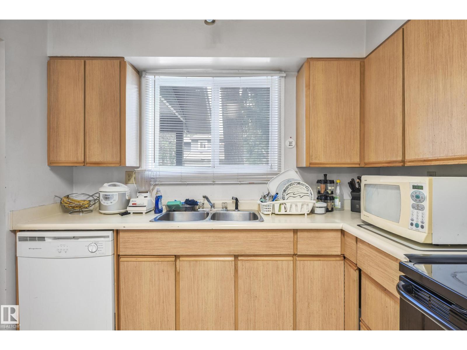 Photo 5 of 4 7604 29 Av Nw, Edmonton AB