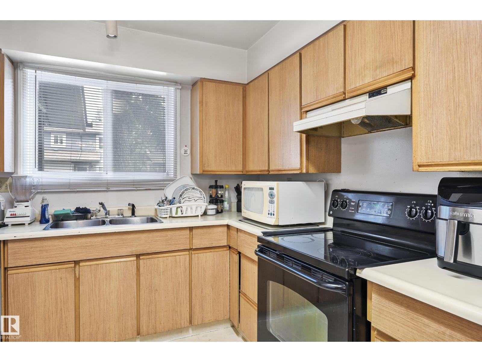 Photo 3 of 4 7604 29 Av Nw, Edmonton AB