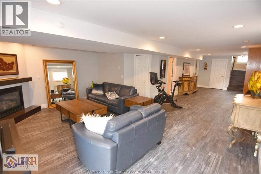 Photo 4 of 2271 Lamont Street, Windsor ON