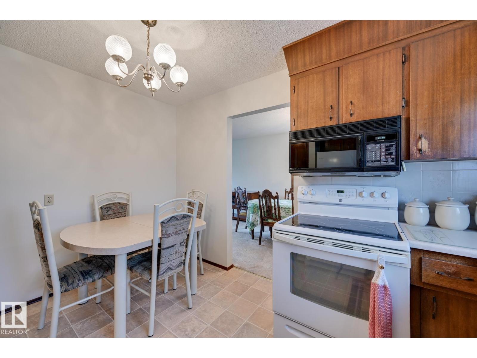 Photo 10 of 9504 143 Av Nw, Edmonton AB