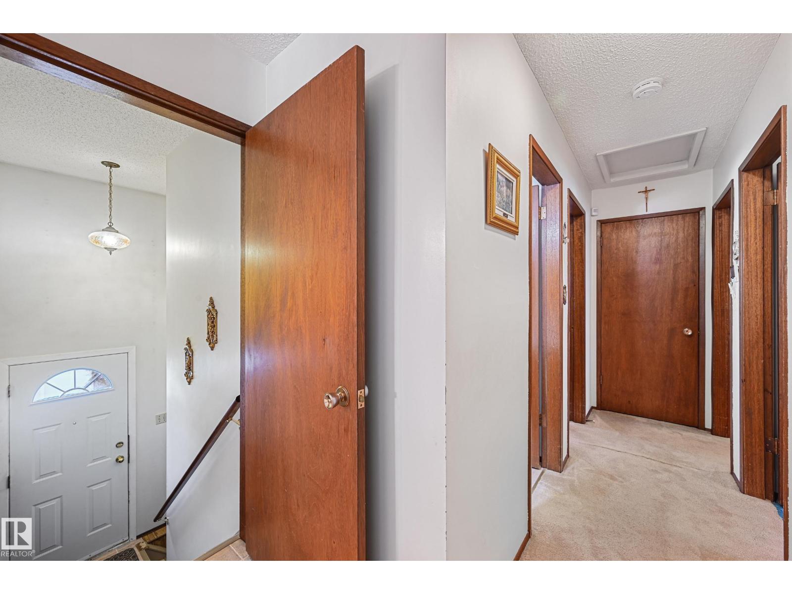 Photo 12 of 9504 143 Av Nw, Edmonton AB