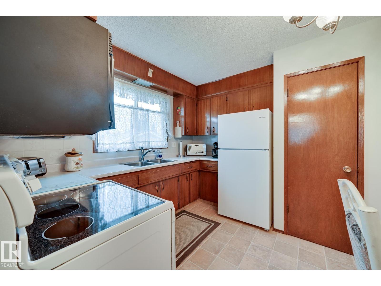 Photo 7 of 9504 143 Av Nw, Edmonton AB