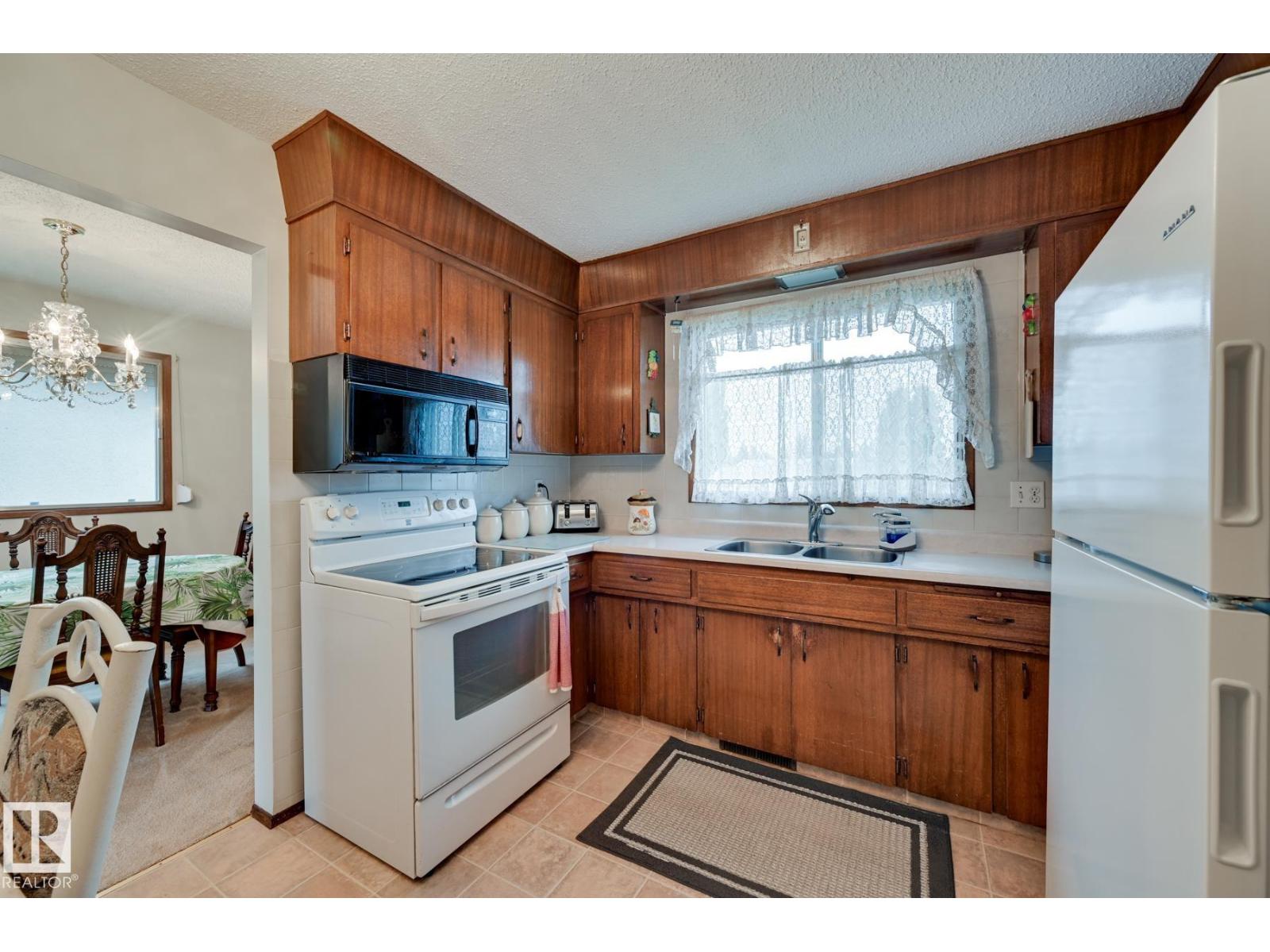 Photo 8 of 9504 143 Av Nw, Edmonton AB